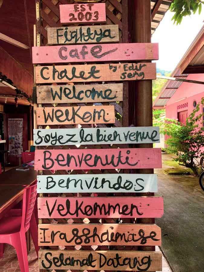Fiqthya Chalet & Cafe Kampong Ayer Batang Экстерьер фото